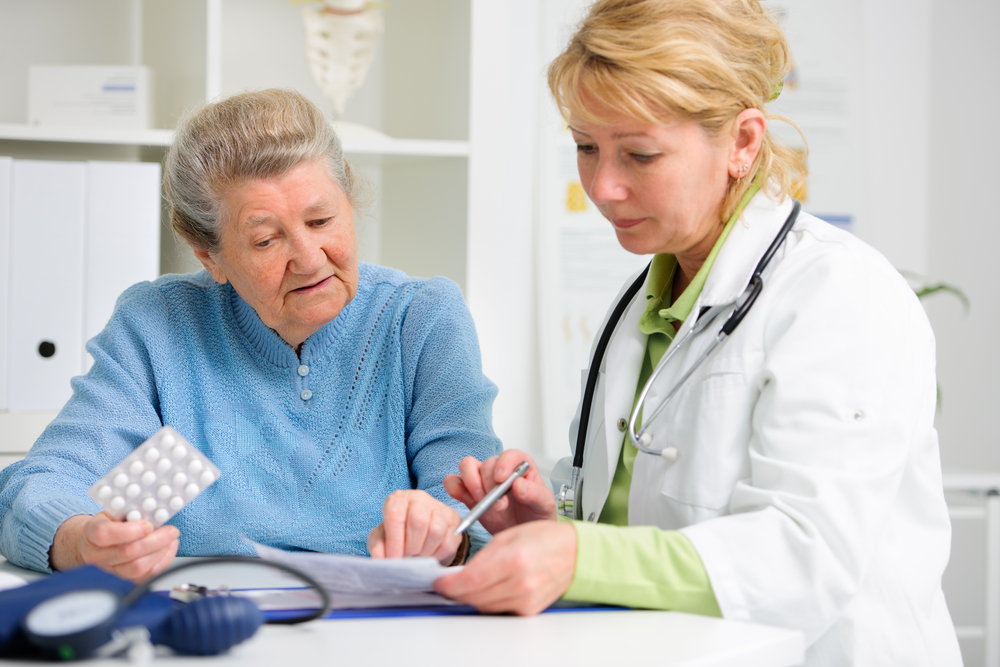 Las personas mayores pueden obtener un seguro de salud complementario a bajo costo